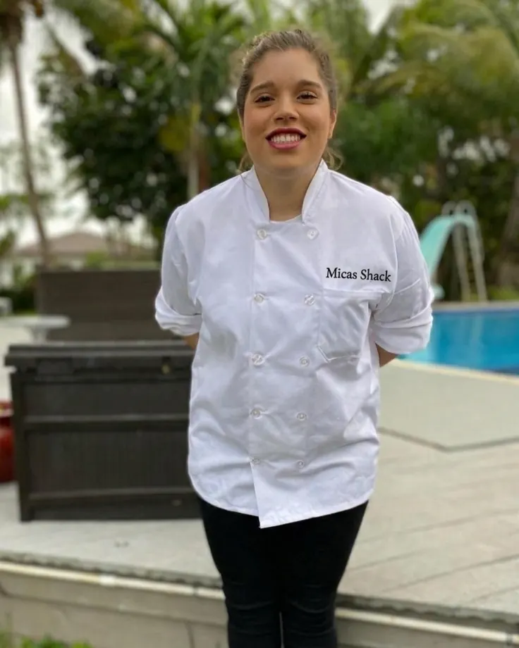 Mica, chef privada en Miami, con su chaqueta de chef